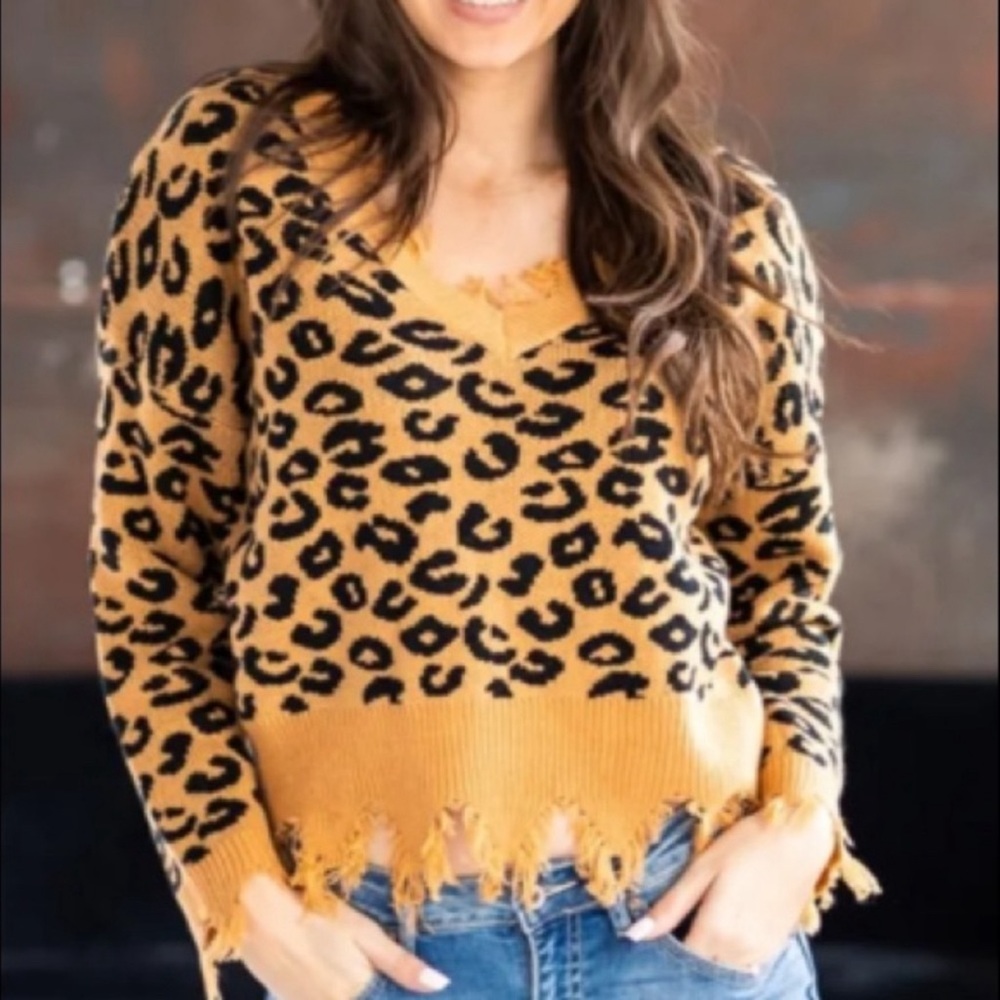 Love Tree Leopard Fray Edges V-Neck Crop Sweater Size Medium 💛🖤